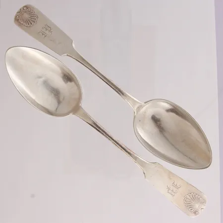 Kaksi jälkiruokalusikkaa, kaiverrettu, käytön jälkiä, Musla, pituus 173mm, 813, Paino: 58,3 g