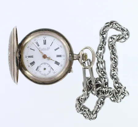 Viallinen hopeataskukello,  Perret & Fils Brenets, Ø 34mm, kellon perät metallia, välikuori hopeaa, 875br, 