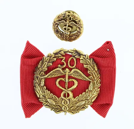 Keskuskauppakamarin ansiomerkki ja pinssi 30 vuotta, korkeus 34mm, leveys 49mm, 830br Paino: 10 g