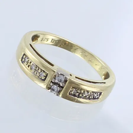 Kivisormus timanteilla 2xn.0.02ct, toisen timantin istutus löystynyt, kaiverrettu, koko 17, 585br,  Paino: 3,4 g