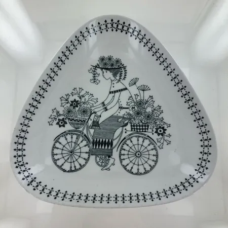 Tarjoilukulho, Emilia, design Raija Uosikkinen, Arabia, mitat 155x155mm, pieniä käytön jälkiä ja takapuolella kaksi iskeymää lasituksessa. 