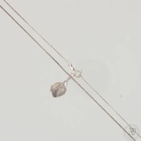 Kaulaketju riipuksella, ketjun pituus 42cm, riipuksen korkeus 22mm, 925,  Paino: 3,2 g