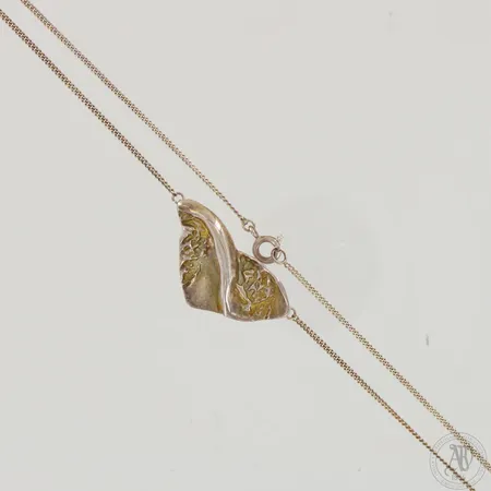 Kaulaketju riipuksella, ketjun pituus 43cm, riipuksen korkeus 17mm ja leveys 32mm, 925,  Paino: 6,7 g