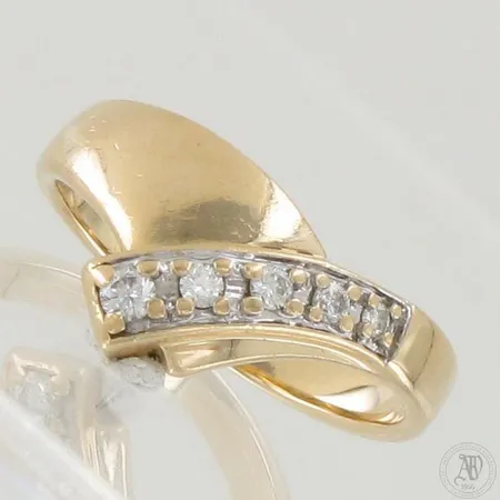 Timanttisormus 1xn.0.02ct 3xn.0.03ct 1xn.0.06ct, pieniä käytön jälkiä, koko 18, tekijäleima MAT, 585,  Paino: 4,2 g