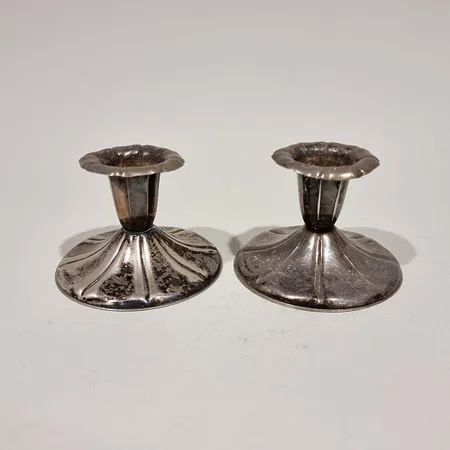 Kaksi kynttilänjalkaa, kaiverrettu, käytön jälkiä, korkeus 55mm, 830br,  Paino: 141,4 g