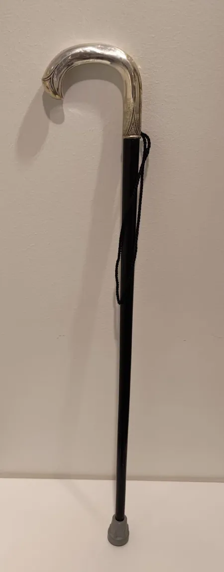 Kävelykeppi, hopeinen kahvaosa, kaiverrettu, painaumia, pituus 85cm, 813br,  Paino: 380 g