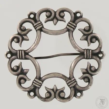 Rintakoru, Suotniemen solki, Kalevala Koru, design Johan Ferdinand Henriksson, Ø 53mm, vuodelta 1939, rintaneula vääntynyt, 813,  Paino: 15,1 g