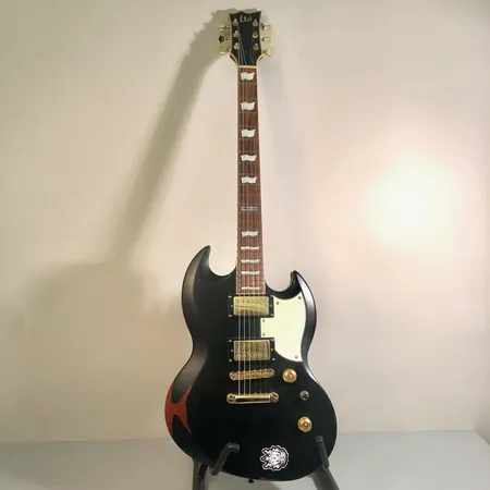 Sähkökitara LTD Viper-256 N427 distressed, Made in Vietnam, sarjanumero 112071572, pientä käytön jälkeä, kova laukku.