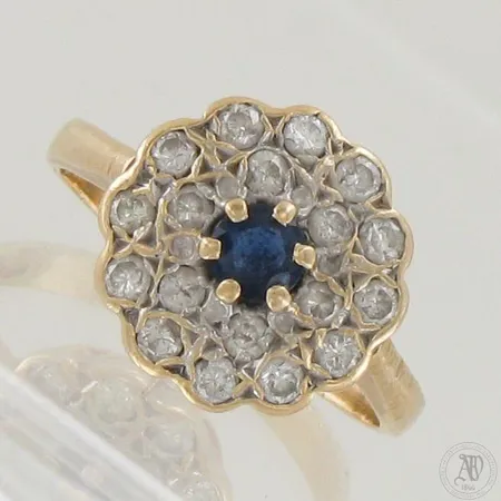 Sinisafiirisormus timanteilla 18xn.0.03-0.04ct, koko 17½, tekijäleima JKH, 585br,  Paino: 4,3 g