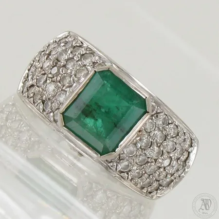Smaragdi-sormus timanteilla 50xn.0.02ct, koko 17¾, 585br valkokulta,  Paino: 8,3 g