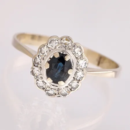 Kivisormus timanteilla 12xn.0.02ct, rungossa korjausjälkiä, koko 19¼, 750br valkokulta, Paino: 2,6 g