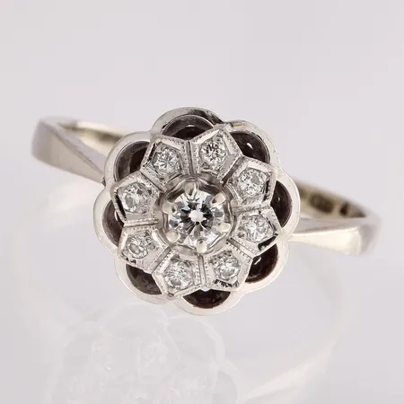 Timanttisormus 1xn.0.05ct 8xn.0.01ct, koko 17½, 750 valkokulta,  Paino: 2,5 g