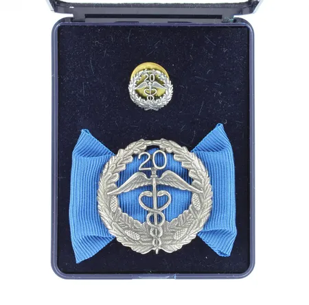 Keskuskauppakamarin ansiomerkki ja pinssi 20 vuotta, korkeus 34mm, leveys 49mm, alkuperäinen laatikko, 830br, Paino: 8,8 g