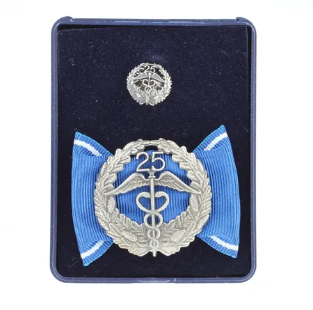 Keskuskauppakamarin ansiomerkki ja pinssi 25 vuotta, korkeus 34mm, leveys 49mm, alkuperäinen laatikko, 830br, Paino: 8,8 g