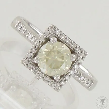 Timanttisormus 31xn.0.005-0.01ct (ja viisi kiveä) 1xn.1.10ct, koko 17, 585 valkokulta,  Paino: 4,1 g