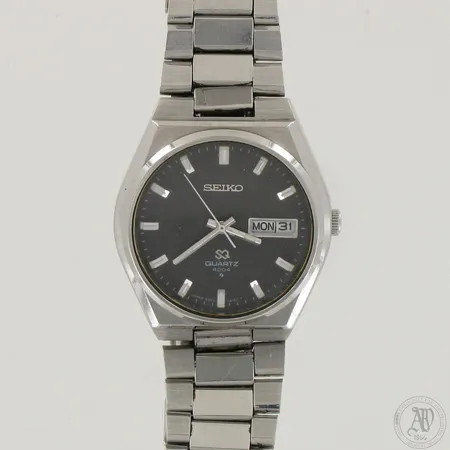 Teräsrannekello Seiko SQ 4004, quartz; paristo loppunut, rungon Ø 36mm, rannekkeen pituus 170mm, käytön jälkiä taulussa ja rannekkeessa.