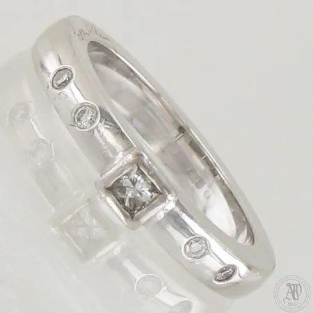 Timanttisormus 4xn.0.01ct 1xn.0.08ct, koko 16, design Efva Attling, 750 valkokulta,  Paino: 6,3 g