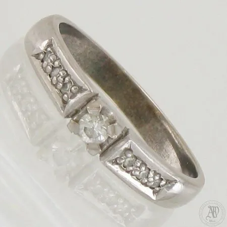 Timanttisormus 6xn.0.005ct 1xn.0.07ct, koko 17½, 585 valkokulta, Paino: 3,4 g