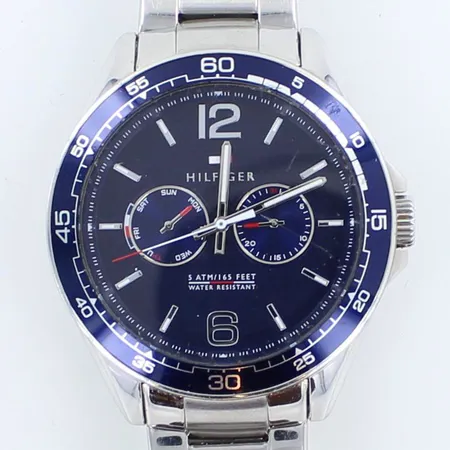 Teräsrannekello Tommy Hilfiger, th 328.1.27.2238, quartz, käytön jälkiä ja lasi viallinen, taulun Ø 45mm, rannekkeen pituus 170mm