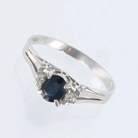 Kivisormus timanteilla 2xn.0.015ct, koko 16¾, platina 900, 