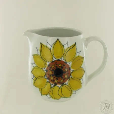 Maitokannu, Aurinkoruusu, Arabia, design Hilkka-Liisa Ahola, korkeus 150mm, lasituksessa halkeamia. 