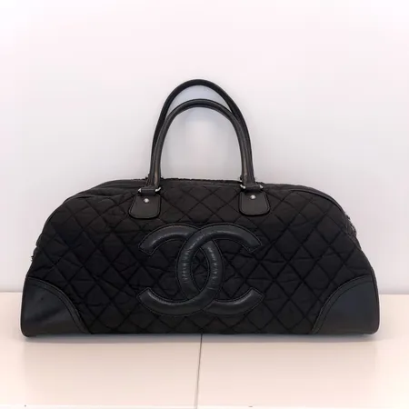 Laukku Chanel Black Quilted Nylon CC Logo Large Bowler Duffle Bag, korkeus 32cm, leveys 54cm ja syvyys 20cm, pientä kulumaa alareunassa, takuukortti. 