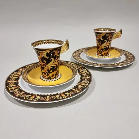 Kaksi kahvikuppia, asettia ja lautasta, Rosenthal Versace Barocco, kupin korkeus 90mm, asetin Ø 148mm, lautasen Ø 230mm, laatikko