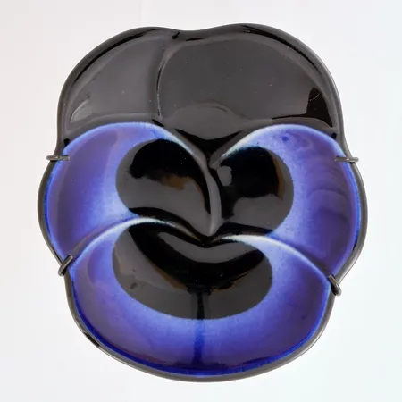 Seinälautanen Arabia, Viola, design Birger Kaipiainen Invenit, korkeus 14,5cm, leveys 14cm, vuosi 1967, seinäkiinnitysteline mukana