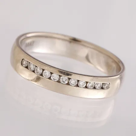 Timanttisormus 11xn.0.01ct, rungossa kuluma jälkiä, koko 18½, 585 valkokulta,  Paino: 4,1 g