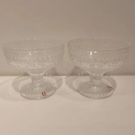 Kaksi jälkiruokakulhoa Iittala, Katehelmi, Oiva Toikka, korkeus 100 mm. Lähetetään postipakettina. (kuvaustekstiä muutettu 27.07.2022)