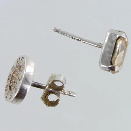 Kaksi kivikorvakorua, korkeus 5-7mm, toinen tausta puuttuu,  925br,  Paino: 1,9 g