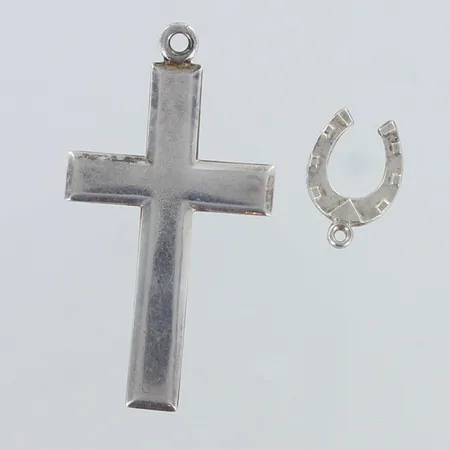 Kaksi viallista riipusta, kaiverrettu, korkeus 12-35mm, 813-900h,  Paino: 2,2 g