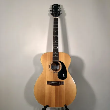 Akustinen kitara Epiphone FT-130, Caballero, valmistusmaa Japani, pientä käytöstä aiheutunutta käytön jälkeä, kantolaukku. 
