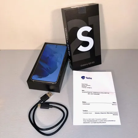 Puhelin Samsung Galaxy S21, 128GB Phantom white ja latausjohto.  