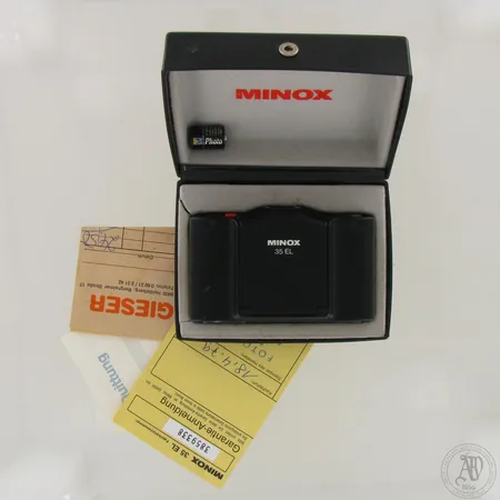 Kamera Minox 35 EL, 1:2,8/35mm ja säilytyskotelo, kääytöstä aiheutunutta käytön jälkeä. 