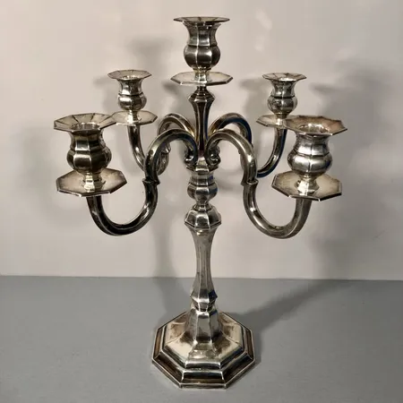 Viisi-haarainen kynttelikkö, korkeus 43cm, leveys 34cm, valmistettu 1929 Helsingissä, tekijäleima C.B. Carl Ulrik Bergström, 813br,  Paino: 1506,5 g