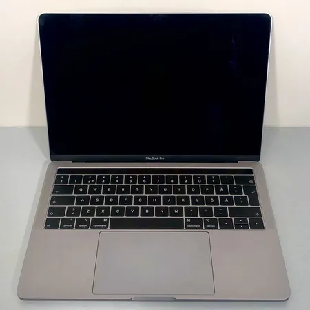 Kannettava tietokone Apple Macbook Pro 13" Touch Barilla 128 Gt SSD, 1,4 GHz:n 4-ytiminen Inte Core i5- prosessori, laturi ja laatikossa.