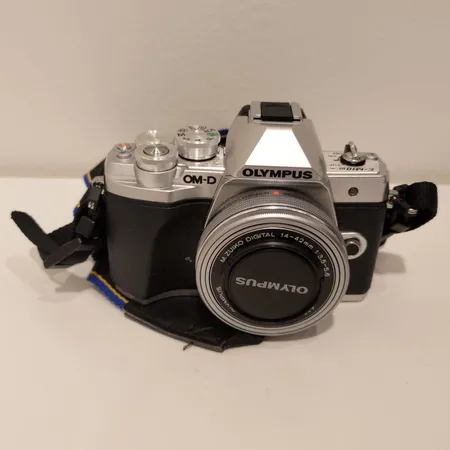 Digikamera Olympus OM- DE M10, objektiivi Olympus M. Zuiko Digital 14-24mm 1:3.5-5.6 Ø 37,   laukku ja laturi.
