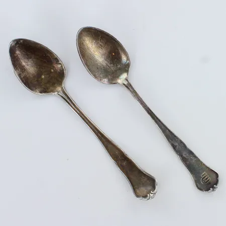 Kaksi kahvilusikkaa, Chippendale, käytön jälkiä, kaiverrettu, pituus 115mm, 830,  Paino: 25,9 g