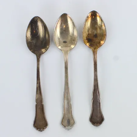 Kolme kahvilusikkaa, Chippendale, kaiverrettu, käytön jälkiä, pituus 115mm, 830,  Paino: 38,1 g