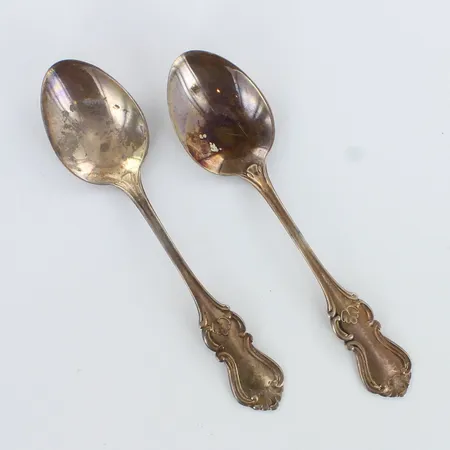 Kaksi kahvilusikkaa, kaiverrettu, pituus 115mm, 830,  Paino: 25,5 g