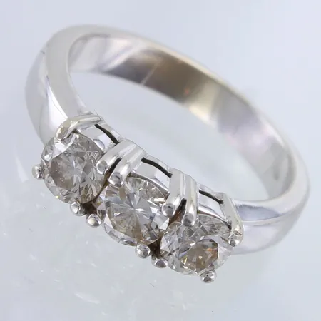 Timanttisormus 2xn.0.40ct ja 1xn.0.35ct, koko 17, 750 valkokulta,  Paino: 6,5 g