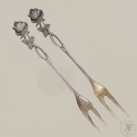 Kaksi asettihaarukkaa, Ruusu, pituus 120mm, kaiverrettu, 813,  Paino: 17,9 g