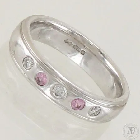 Kivisormus timanteilla 3xn.0.03ct, koko 15¼, 750 valkokulta,   Paino: 4,7 g