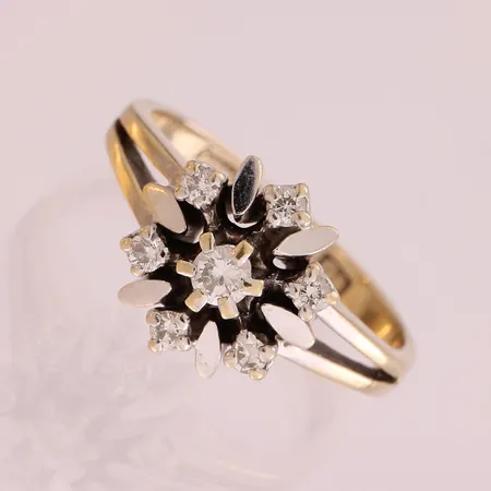 Timanttisormus 1xn.0.06ct ja 6xn.0.02ct, koko 15½, 750 kelta- ja valkokulta,  Paino: 4 g