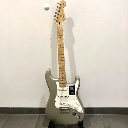Sähkökitara Fender Stratocaster, Made in Mexico, serial number MX19060574, kova laukku.  Ei lähetetä