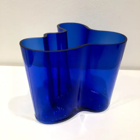 Aalto-maljakko, design Alvar Aalto, Iittala, korkeus 120mm, lasersigneerattu Alvar Aalto 1604/1992, koboltinsininen.