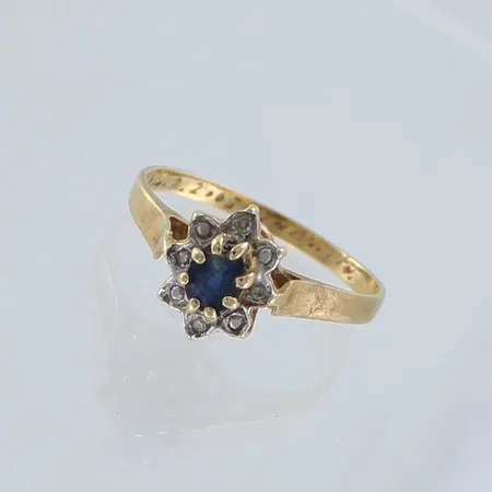 Kivisormus timanteilla 8xn.0.005ct, kaiverrettu ja käytön jälkiä, koko 16½, 585br,  Paino: 1,6 g