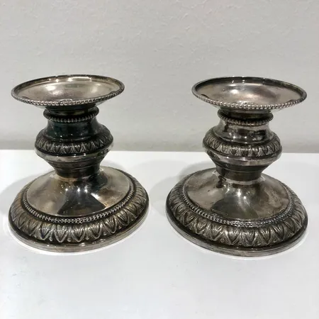 Kaksi kynttilänjalkaa, kaiverrettu, korkeus 70mm, 925br,  Paino: 269,9 g
*Tekstiä muutettu 26.8.2022*