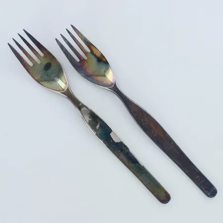 Kaksi ruokahaarukkaa, Wirkkala, kaiverrettu ja käytön jälkiä, pituus 162mm, 916,  Paino: 80,8 g